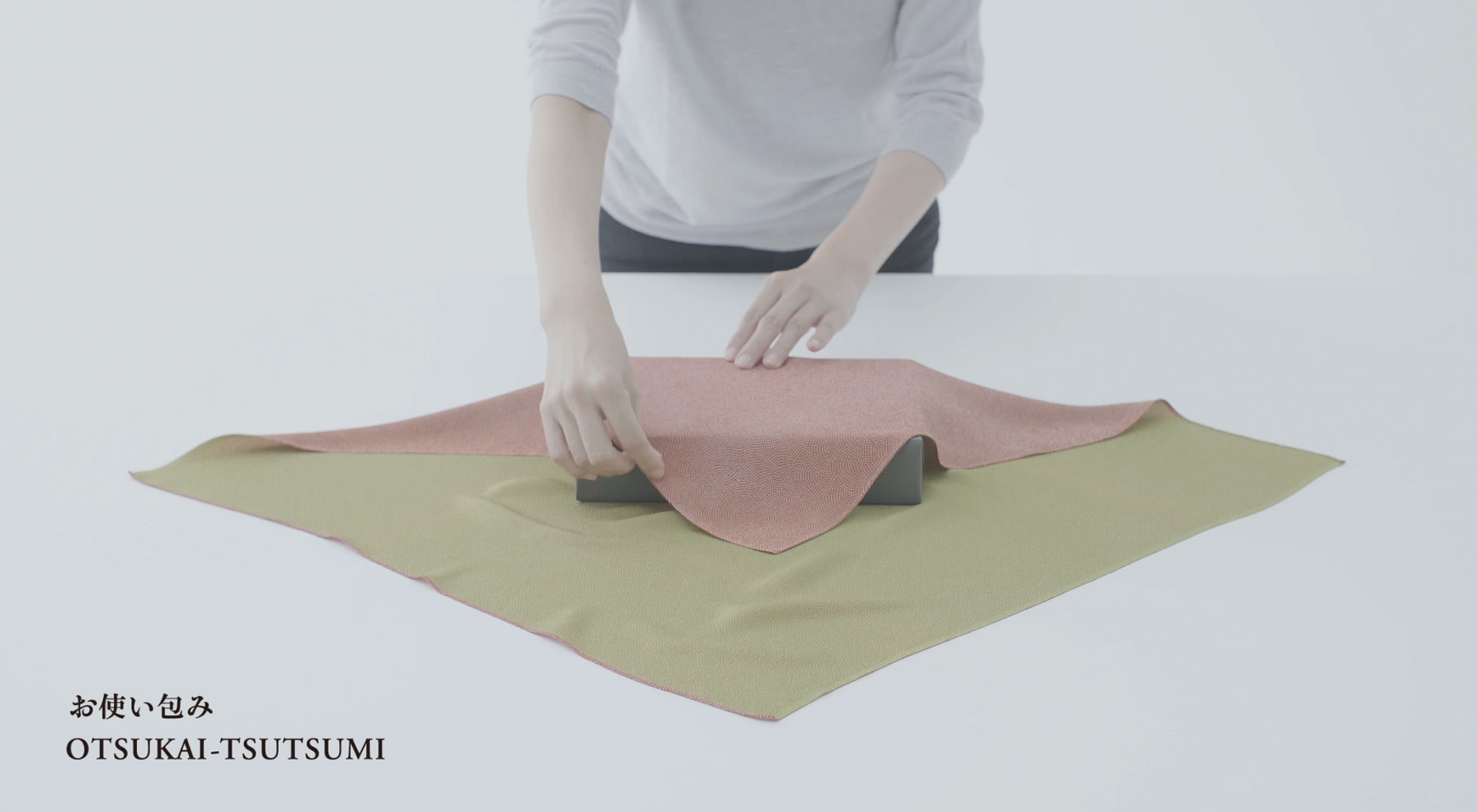 Otsukai-tsutsumi | Basic way of wrapping. Can be used for casual gifts, bentos and so on.
