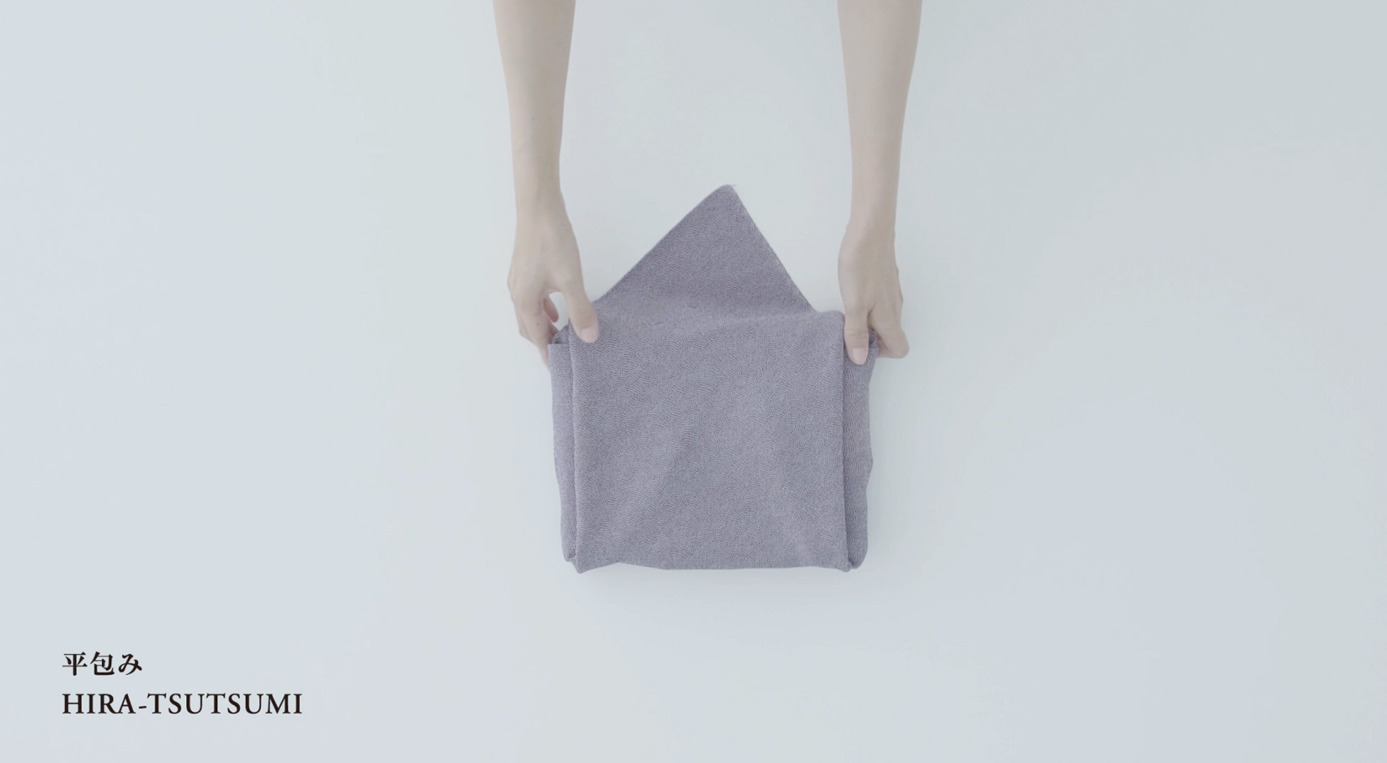 Hira-tsutsumi | The style suited for the most formal occasions. Wrapping is done without making knots.