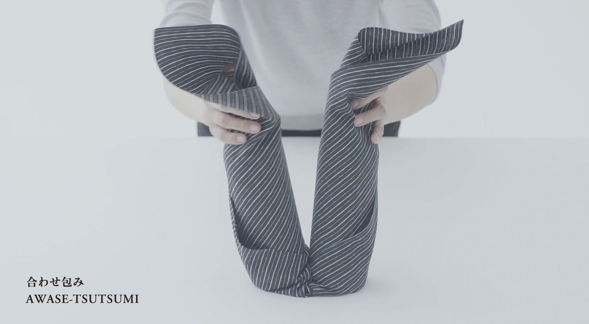 Awase-tsutsumi | Used to carry two objects of the same shape.